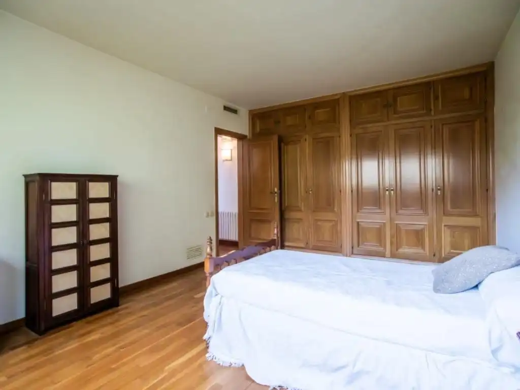 Habitación de Casa o chalet en venta en Esplugues de Llobregat con Aire acondicionado, Calefacción y Jardín privado