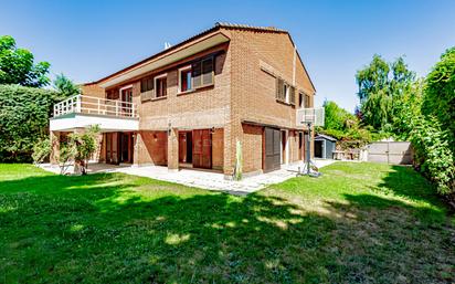 Vista exterior de Casa o xalet en venda en Majadahonda amb Piscina