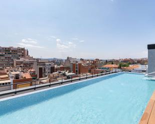 Piscina de Apartament per a compartir en L'Hospitalet de Llobregat amb Terrassa