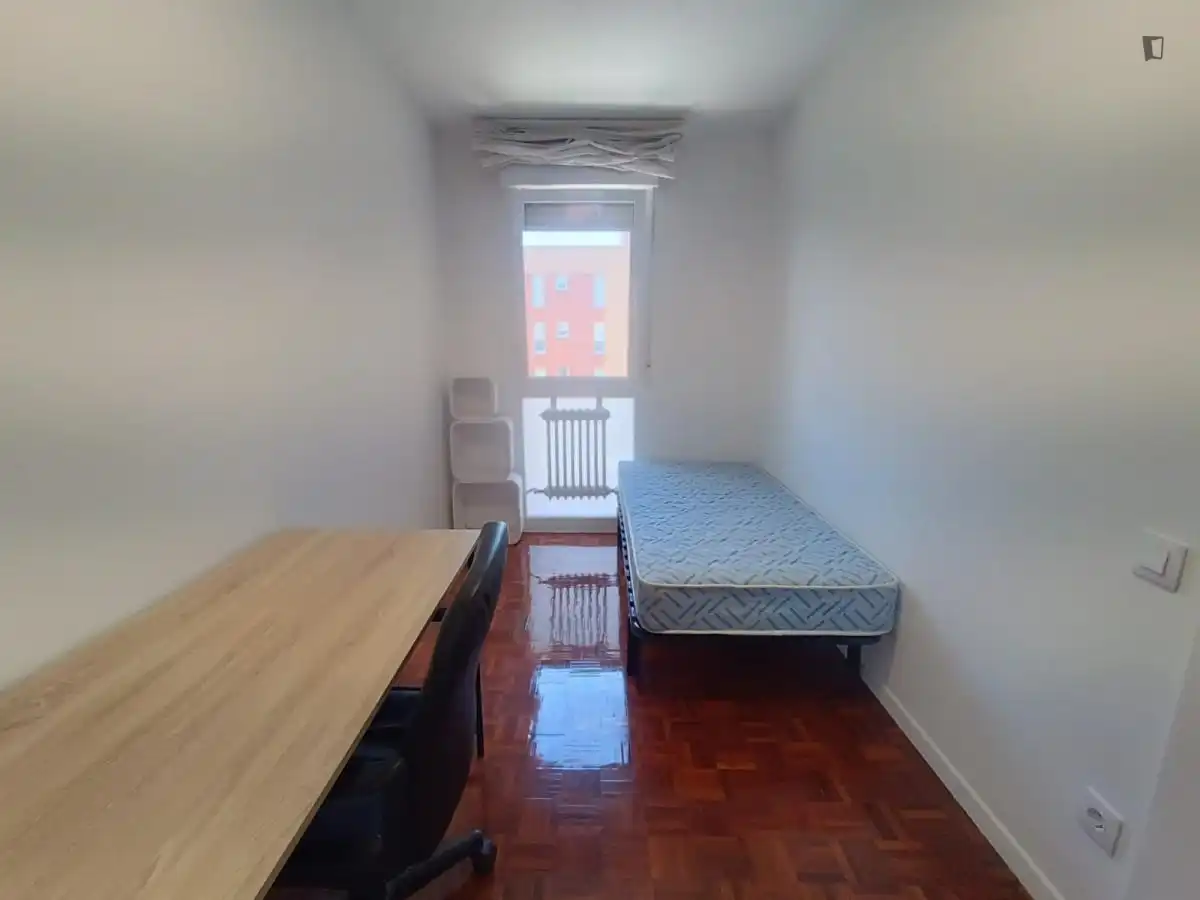 Schlafzimmer von Wohnungen zur untervermieten in  Pamplona / Iruña mit Möbliert, Ofen und Waschmaschine