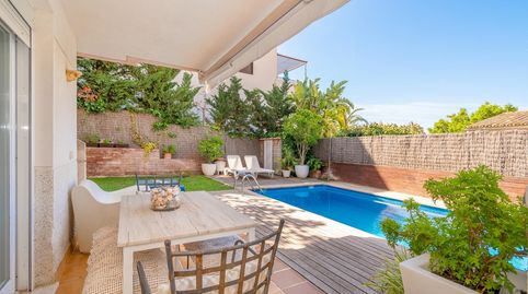 Este exclusivo dúplex ofrece la sensación de una villa privada dentro de una elegante comunidad de solo seis propietarios, situada