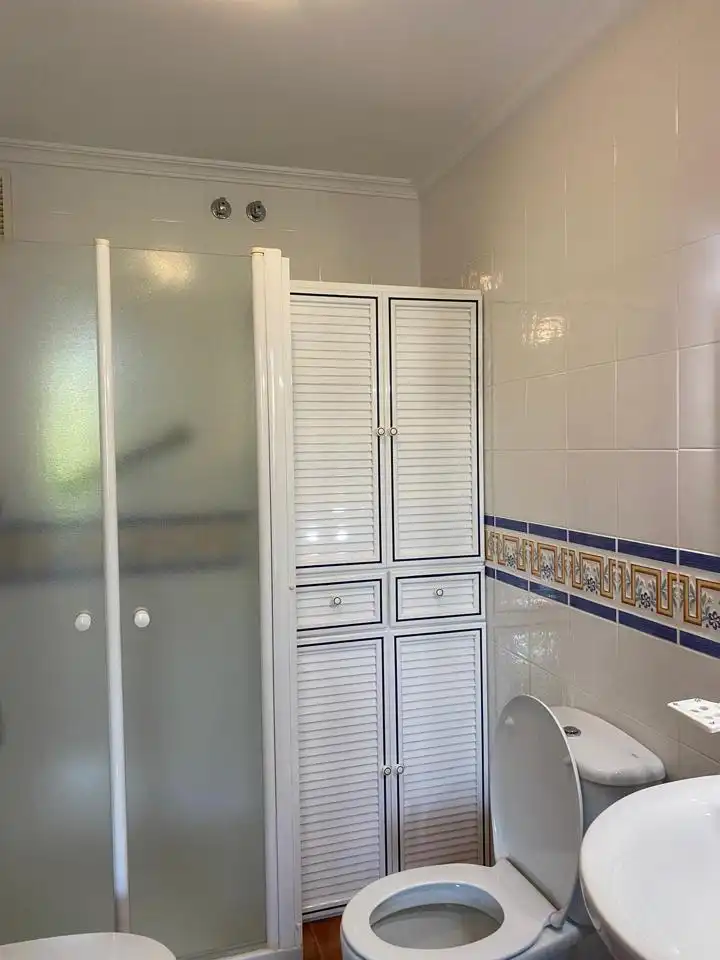 Bany de Pis de lloguer en Dos Hermanas amb Aire condicionat, Terrassa i Moblat