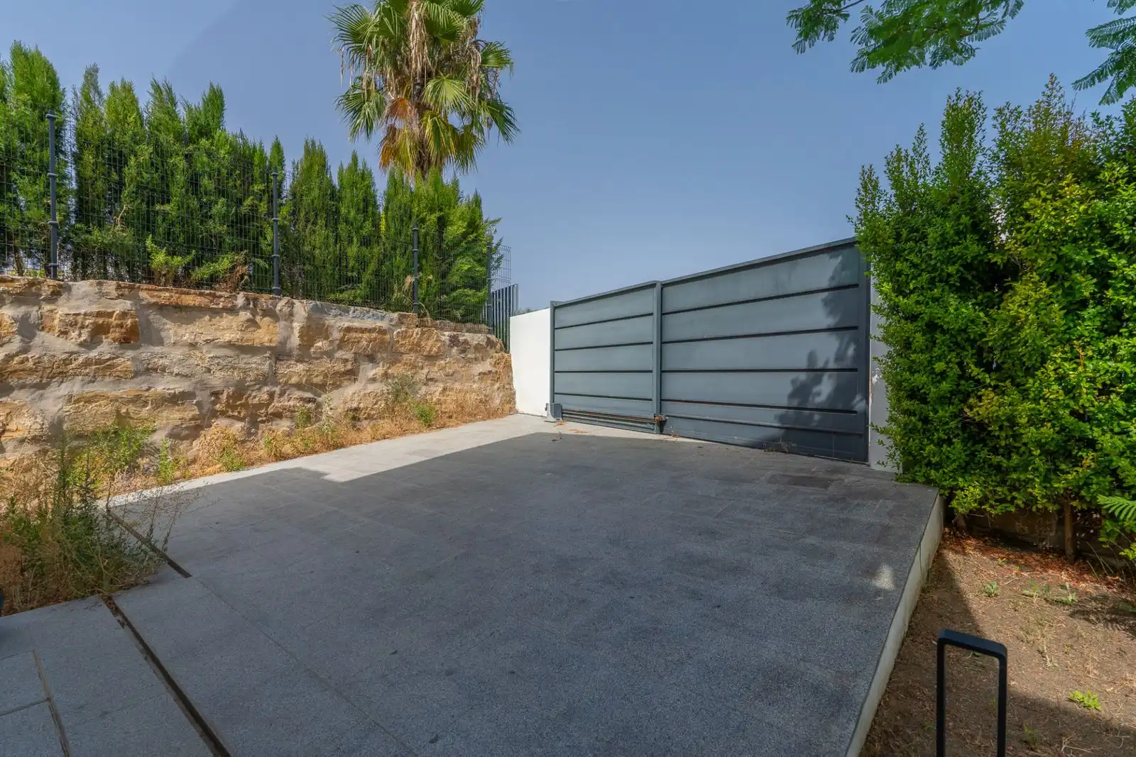 Vista exterior de Casa o xalet en venda en Estepona amb Jardí privat, Traster i Piscina