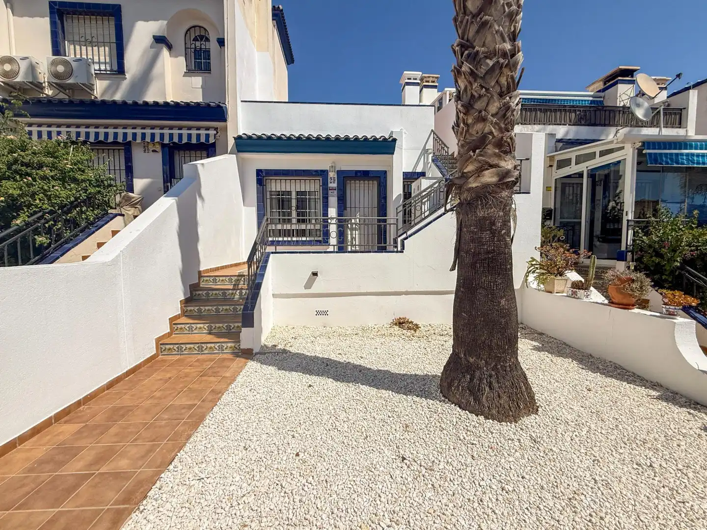 Vista exterior de Casa adosada en venda en Orihuela amb Jardí privat, Terrassa i Moblat