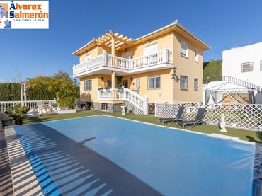 Villa con balcone in vendita a Calle ABEDUL