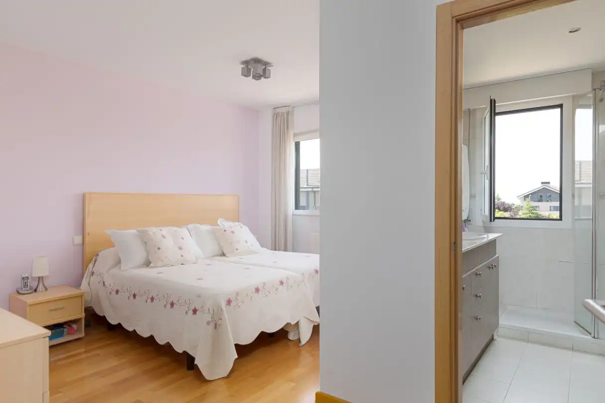 Schlafzimmer von Einfamilien-Reihenhaus zum Verkauf in Iza / Itza mit Heizung, Privatgarten und Terrasse