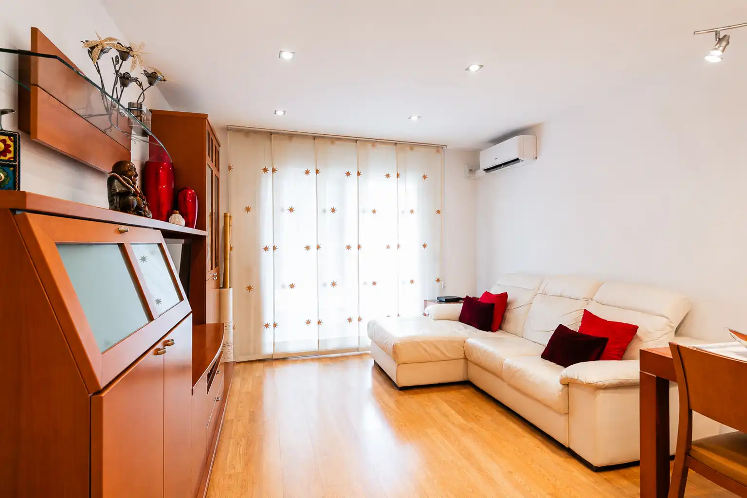 Sala d'estar de Àtic en venda en Santa Coloma de Gramenet amb Aire condicionat, Calefacció i Parquet