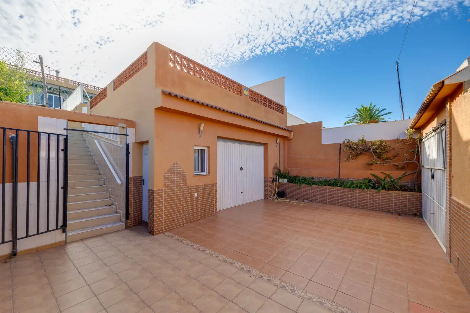Vista exterior de Casa adosada en venta en Torrevieja con Aire acondicionado, Calefacción y Jardín privado