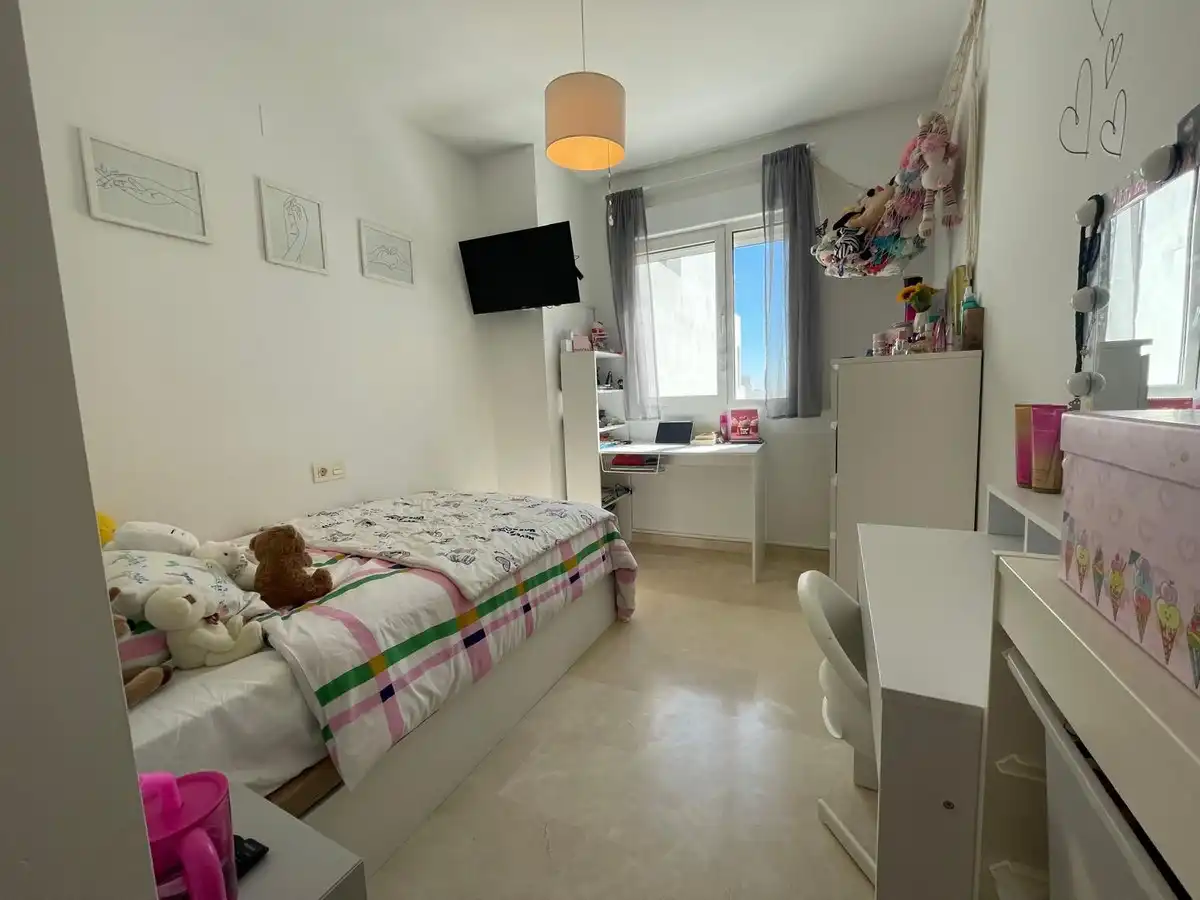 Dormitori de Dúplex en venda en Estepona amb Aire condicionat, Jardí privat i Terrassa