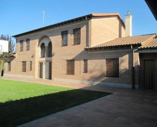 Vista exterior de Casa o xalet en venda en Mamblas amb Jardí privat, Terrassa i Moblat