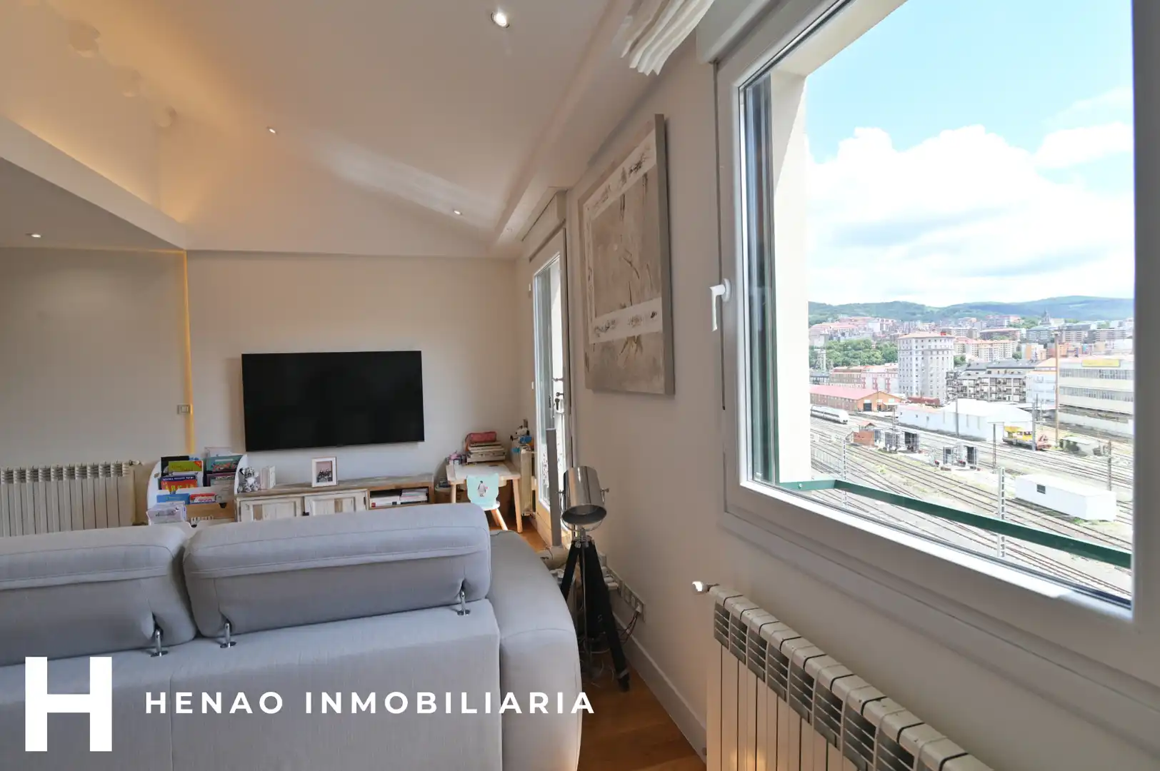 Living room of Flat for sale in Bilbao   with Heating, Parquet flooring and Furnished
