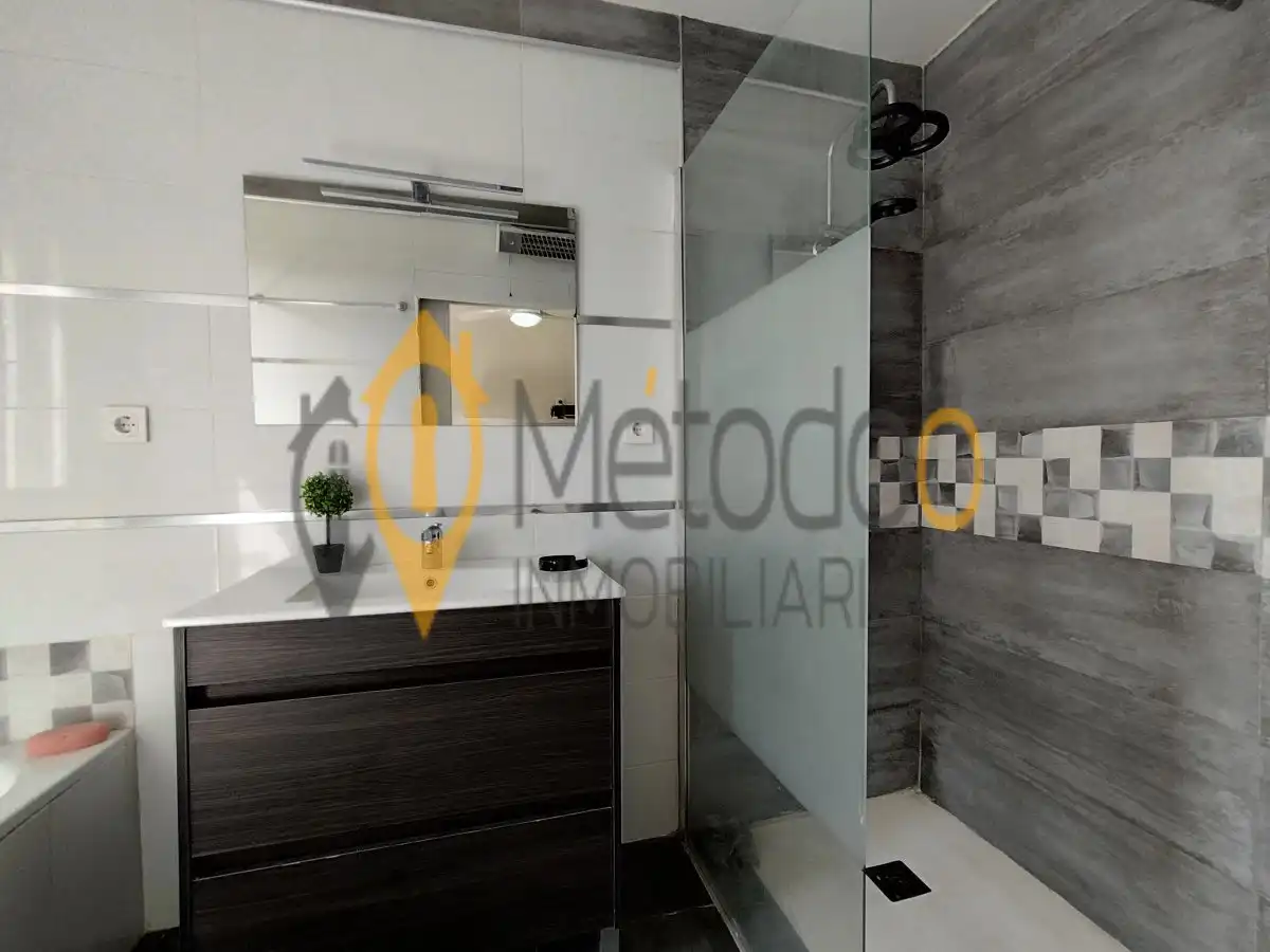 Bathroom of Flat for sale in Sevilla  with Air Conditioner, Heating and Storage room
