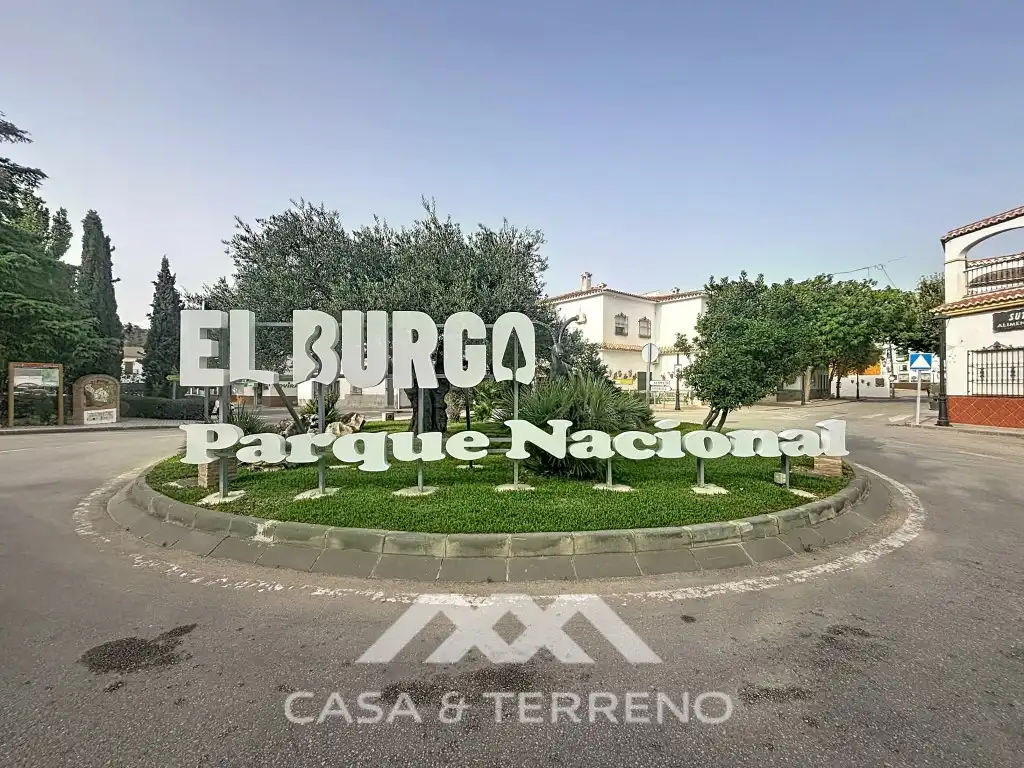 Aparcament de Casa o xalet en venda en El Burgo amb Aire condicionat, Jardí privat i Moblat