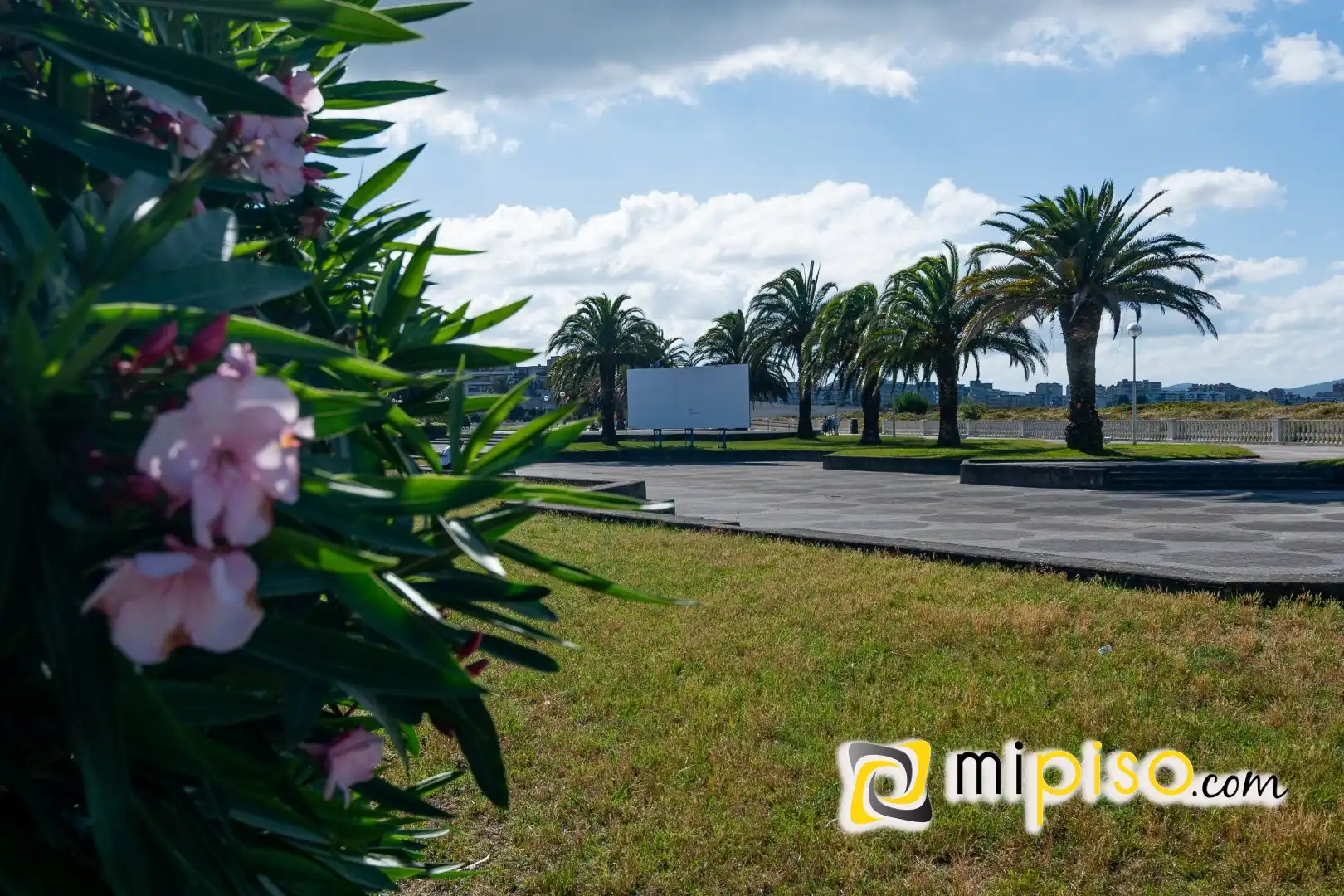 Parking de Casa o chalet en venta en Laredo con Calefacción y Jardín privado