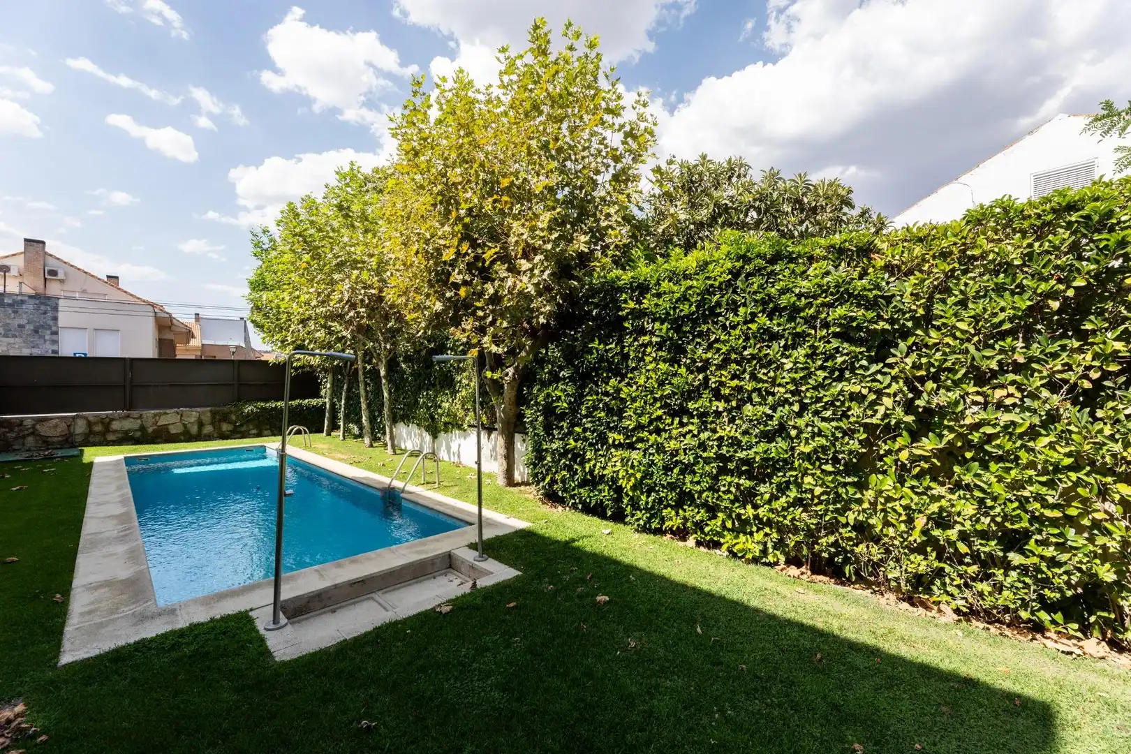 Schwimmbecken von Einfamilien-Reihenhaus zum Verkauf in Torrelodones mit Heizung, Privatgarten und Gemeinschaftspool