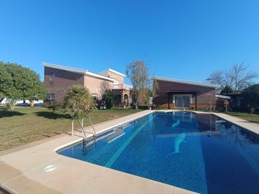 Detached house with pool for sale in Oromana