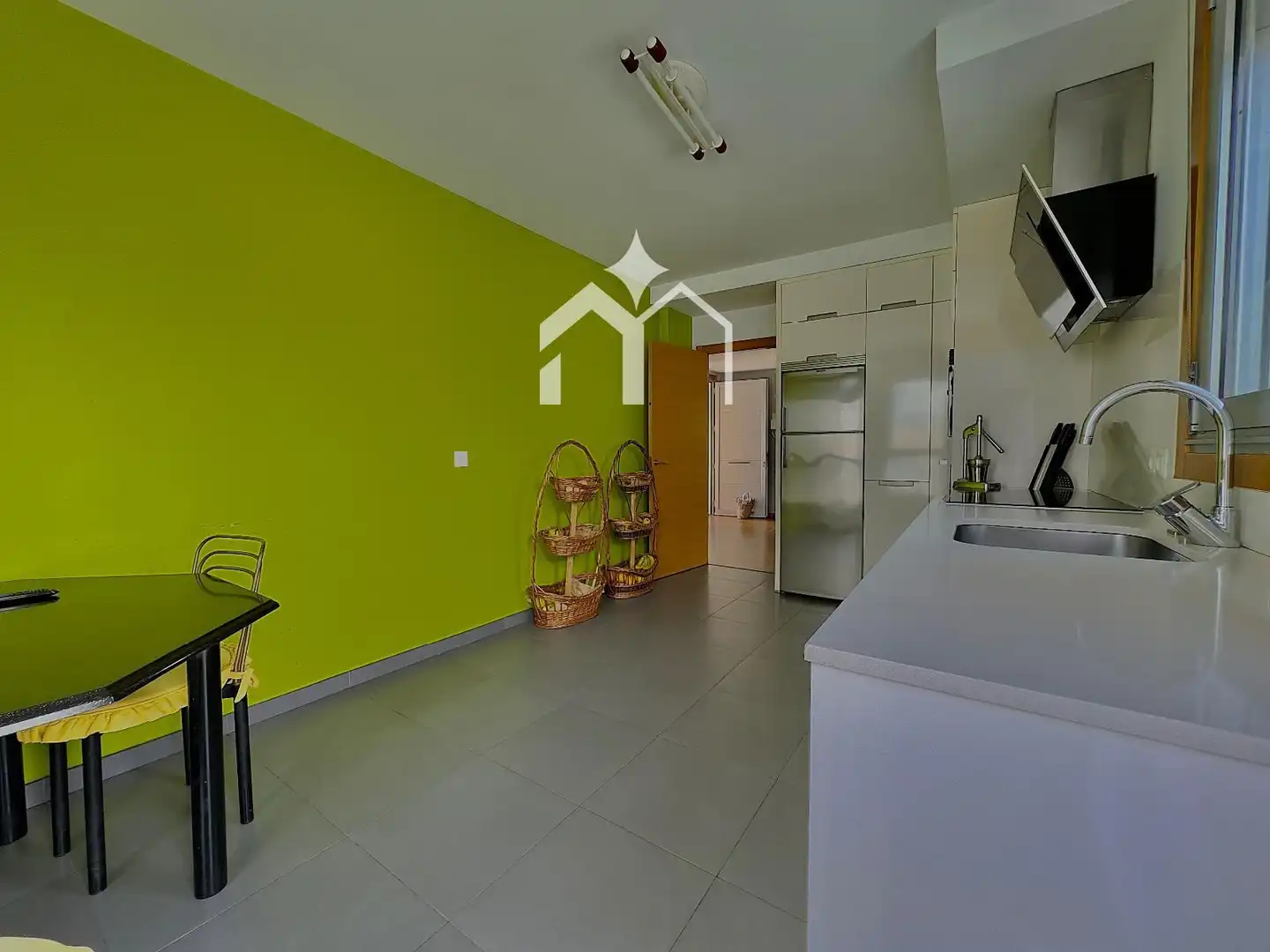 Cuina de Casa o xalet en venda en Cangas  amb Calefacció, Parquet i Terrassa