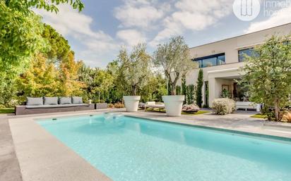 Piscina de Casa o xalet en venda en Boadilla del Monte amb Aire condicionat, Calefacció i Jardí privat