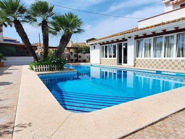 Villa mit Pool zum Verkauf in Rincón de Loix