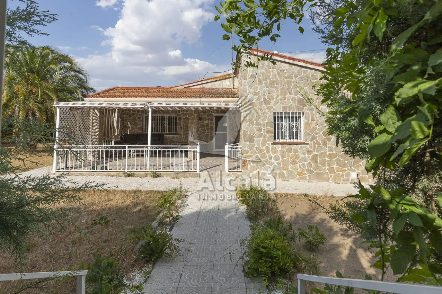 Vista exterior de Casa o xalet en venda en Torrejón del Rey amb Aire condicionat, Calefacció i Piscina