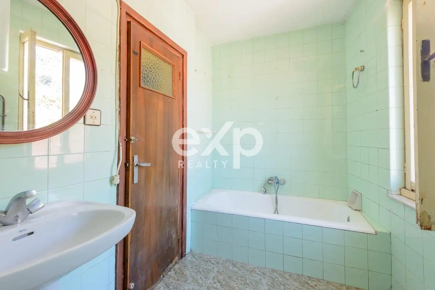 Bany de Casa o xalet en venda en Lena amb Traster i Moblat