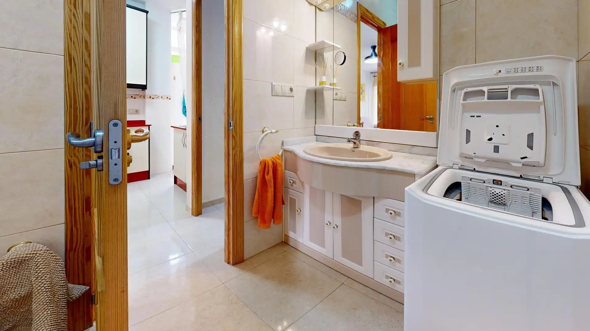 Baño de Apartamento de alquiler en Torrevieja con Aire acondicionado, Amueblado y Balcón