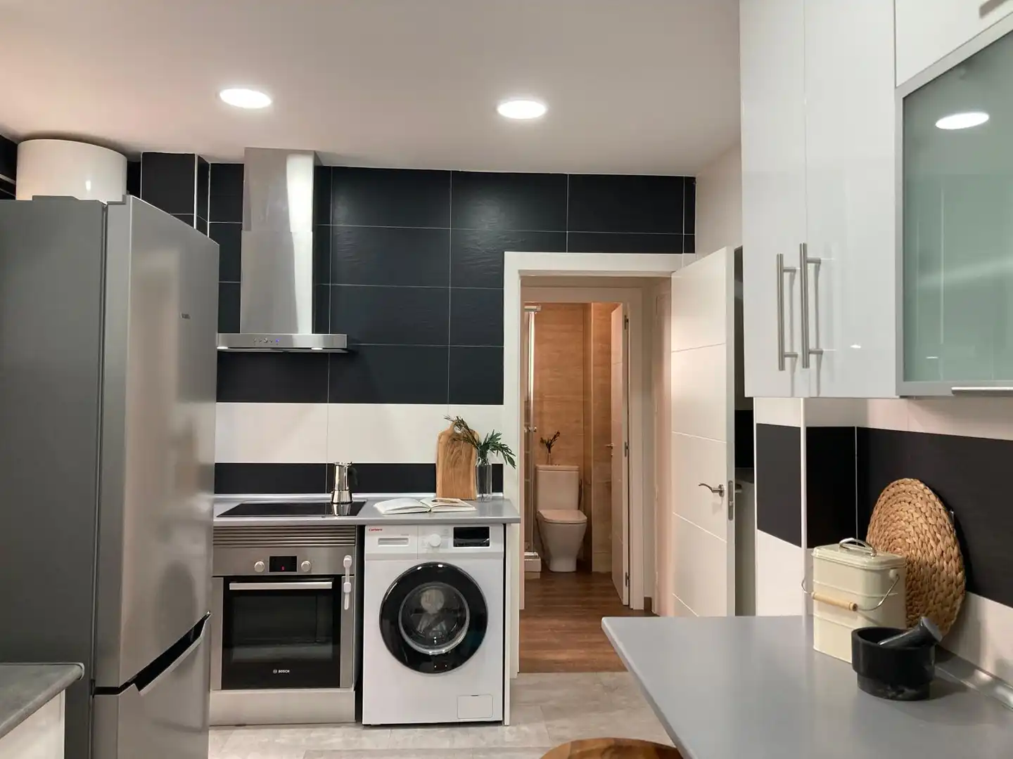Cuina de Apartament de lloguer en Madrid amb Aire condicionat, Calefacció i Moblat