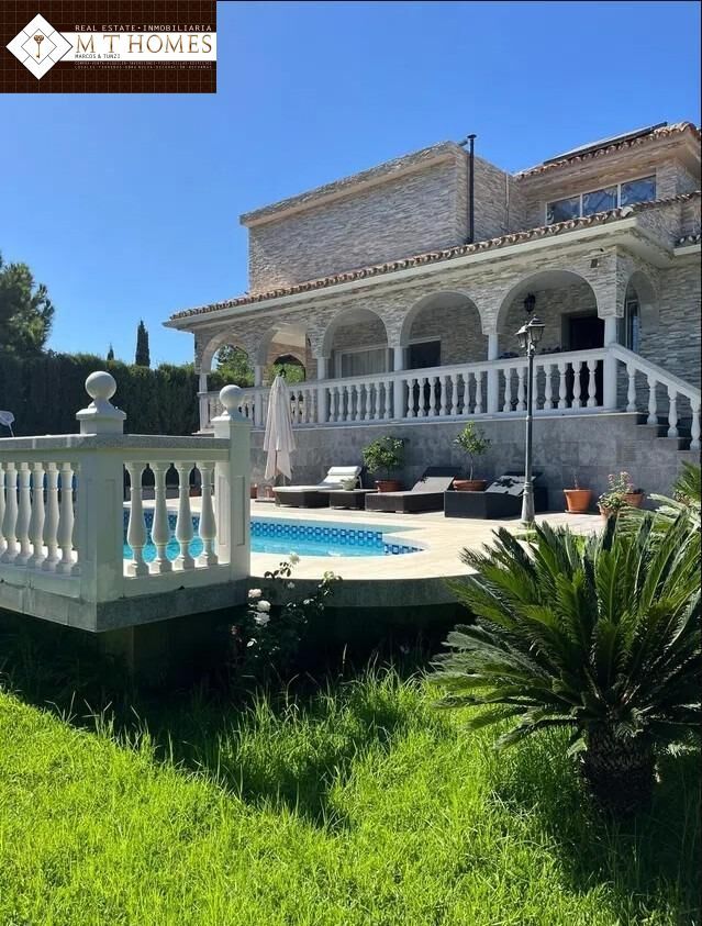Vista exterior de Casa o xalet en venda en Marbella amb Aire condicionat, Calefacció i Jardí privat