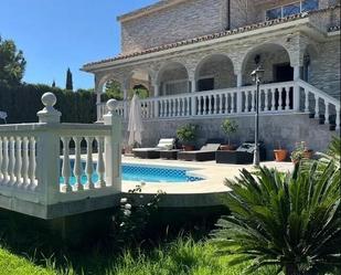 Vista exterior de Casa o xalet en venda en Marbella amb Aire condicionat, Calefacció i Jardí privat