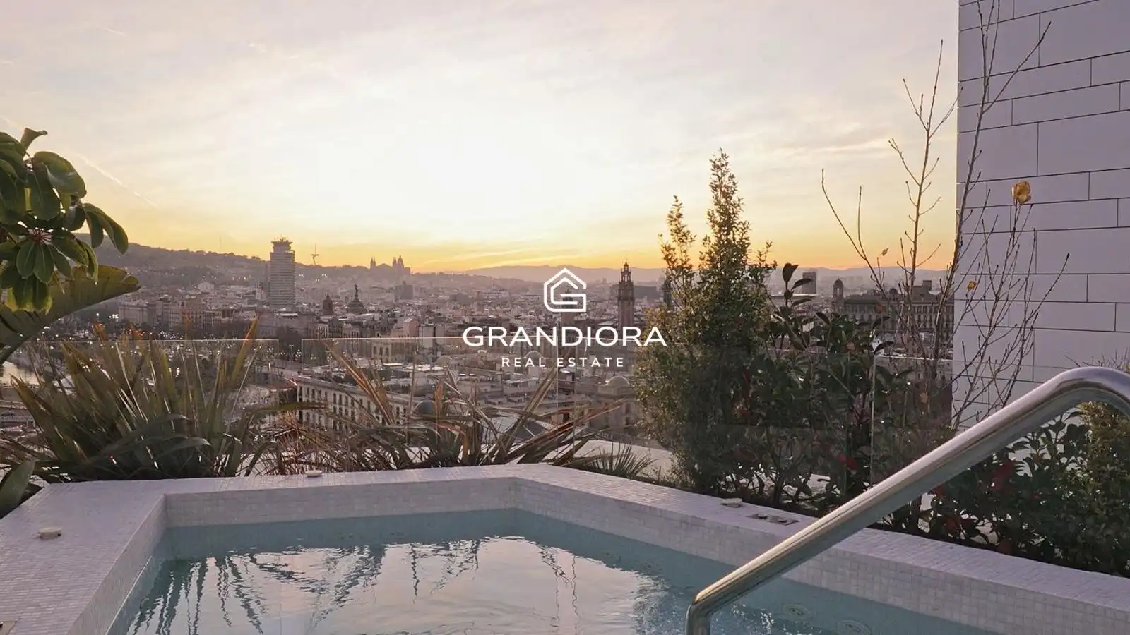 Vista exterior de Ático en venta en Barcelona con Terraza, Amueblado y Alarma