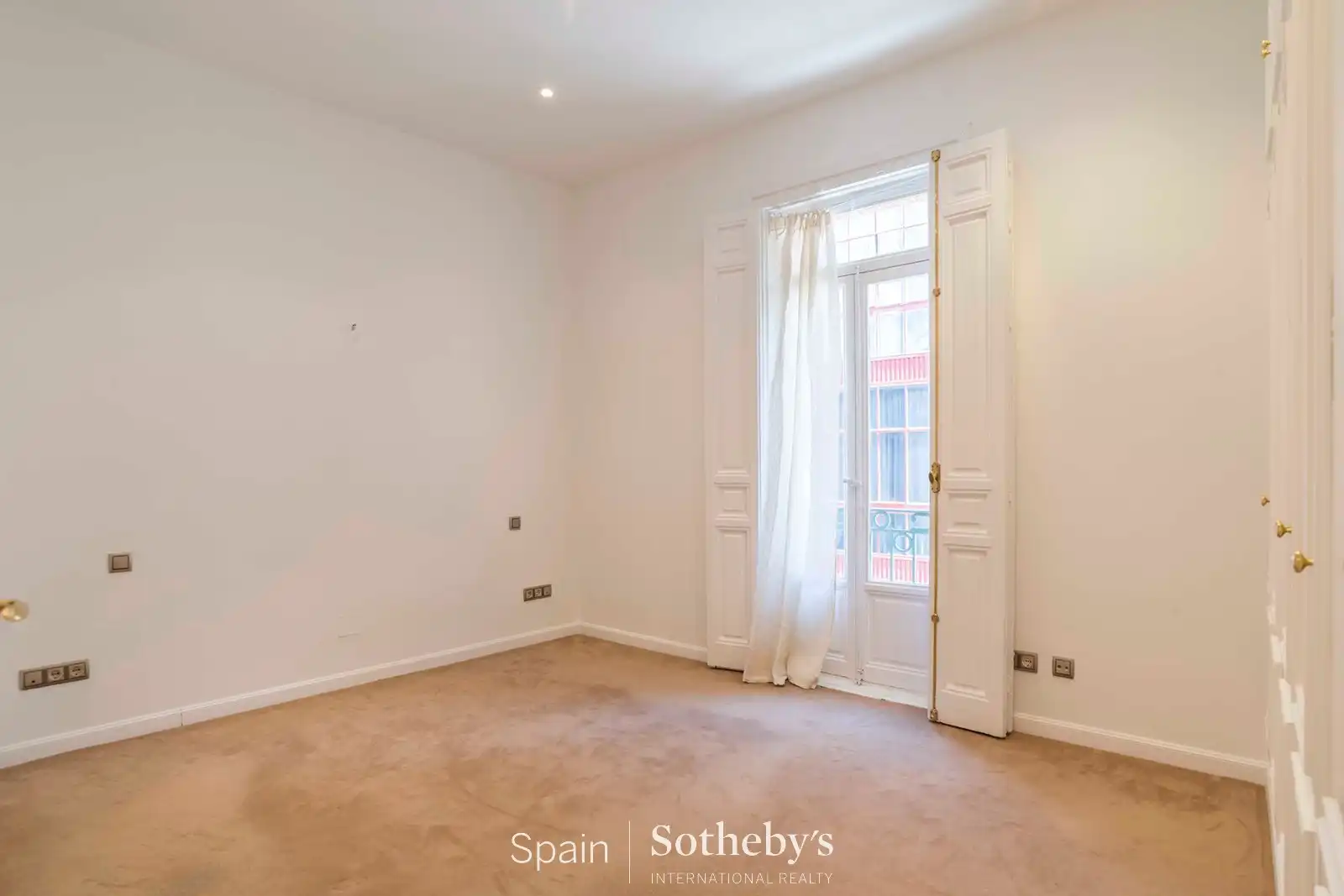 Dormitori de Apartament de lloguer en Madrid amb Aire condicionat i Calefacció
