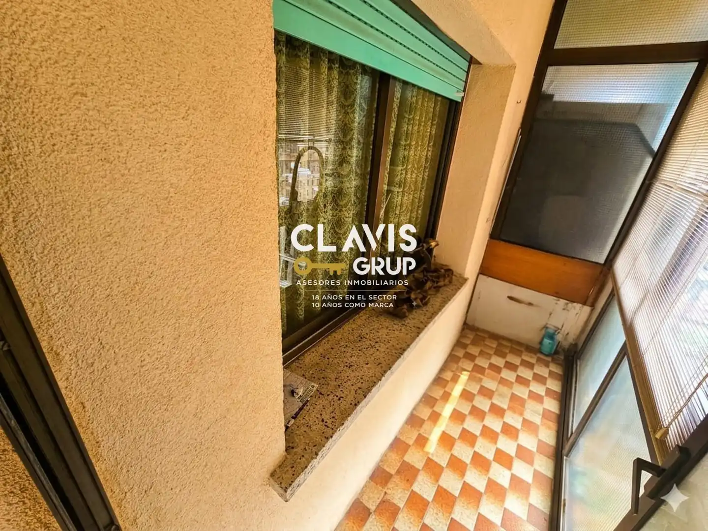 Vista exterior de Piso en venta en Barcelona con Calefacción, Terraza y Amueblado