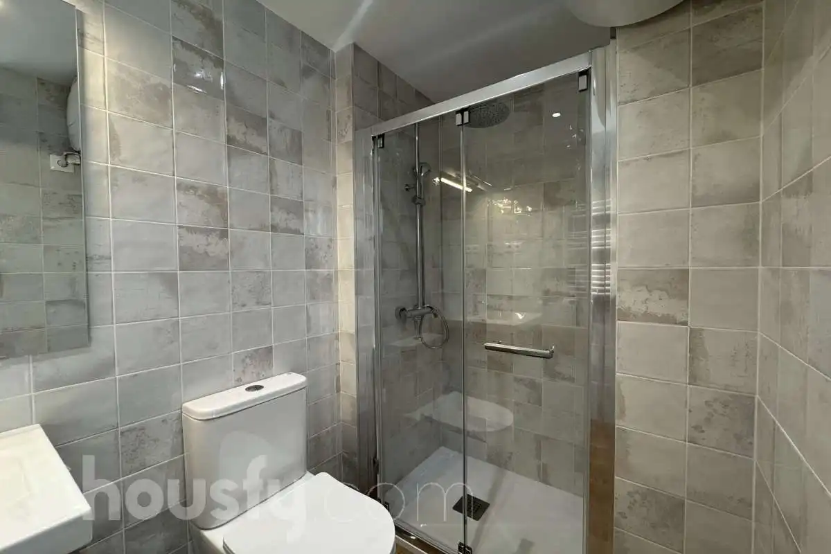 Badezimmer von Wohnung zur Miete in Madrid mit Klimaanlage, Parkett und Abstellraum