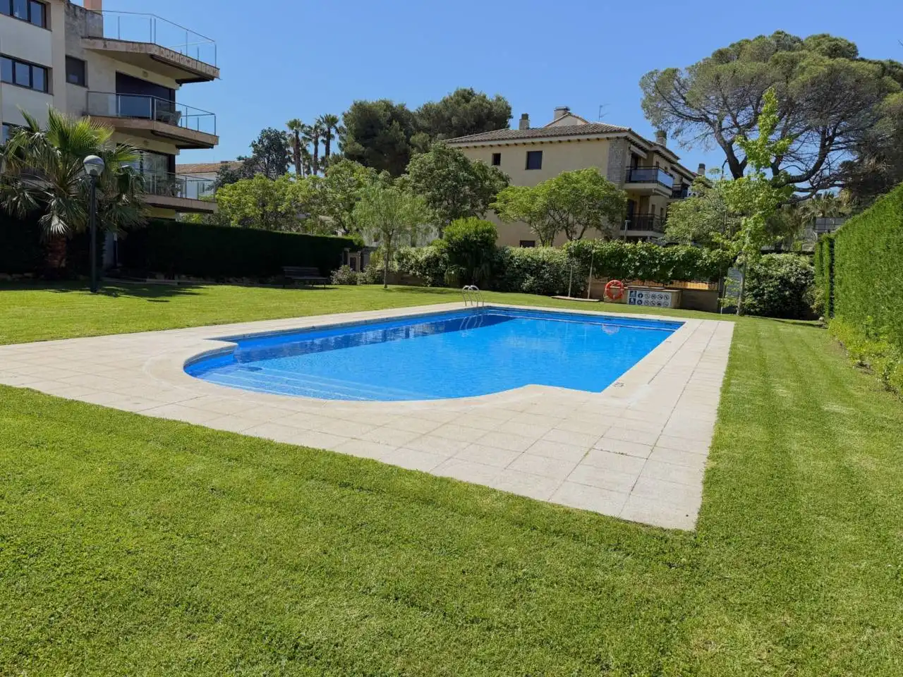 Schwimmbecken von Wohnungen zum Verkauf in Castell d'Aro, Platja d'Aro i s'Agaró mit Klimaanlage, Heizung und Terrasse