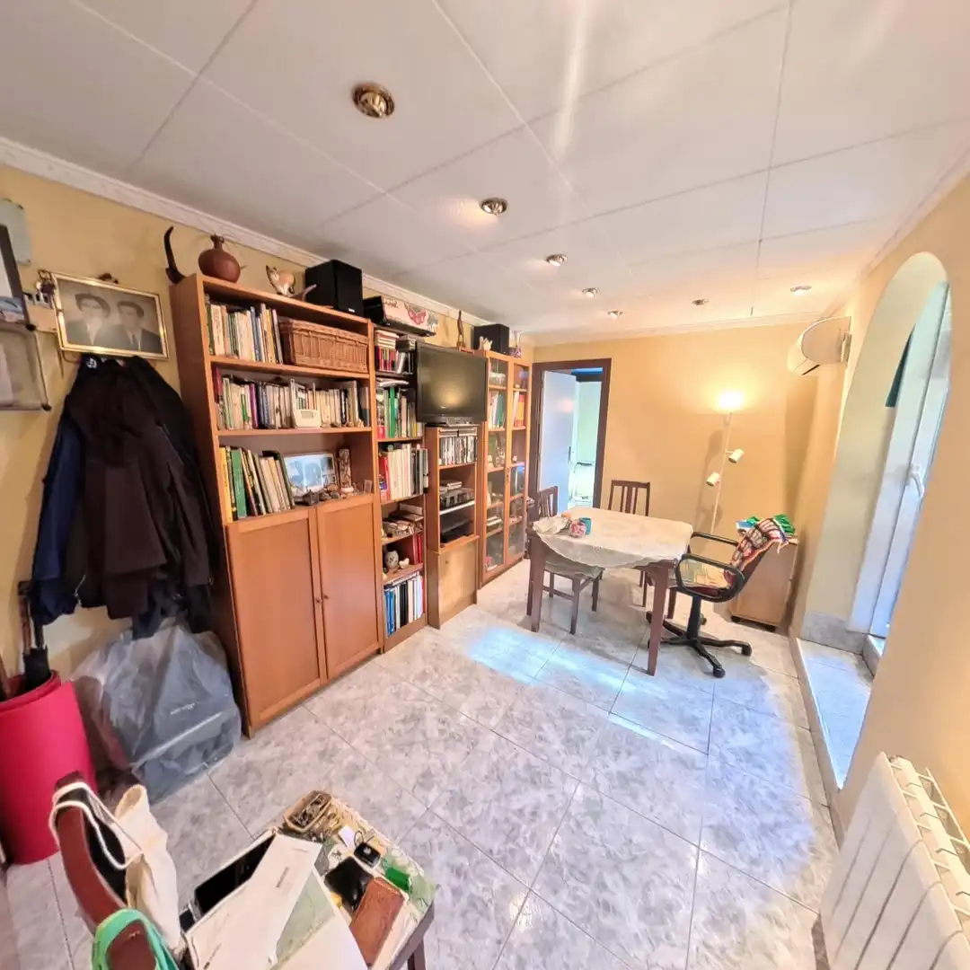 Wohnung zum Verkauf in Barcelona mit Klimaanlage, Heizung und Terrasse