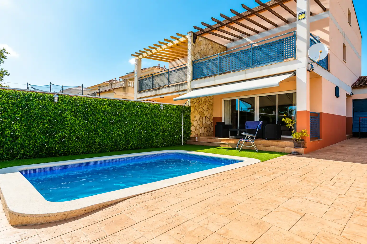 Piscina de Casa adosada en venda en Mont-roig del Camp amb Aire condicionat, Calefacció i Jardí privat