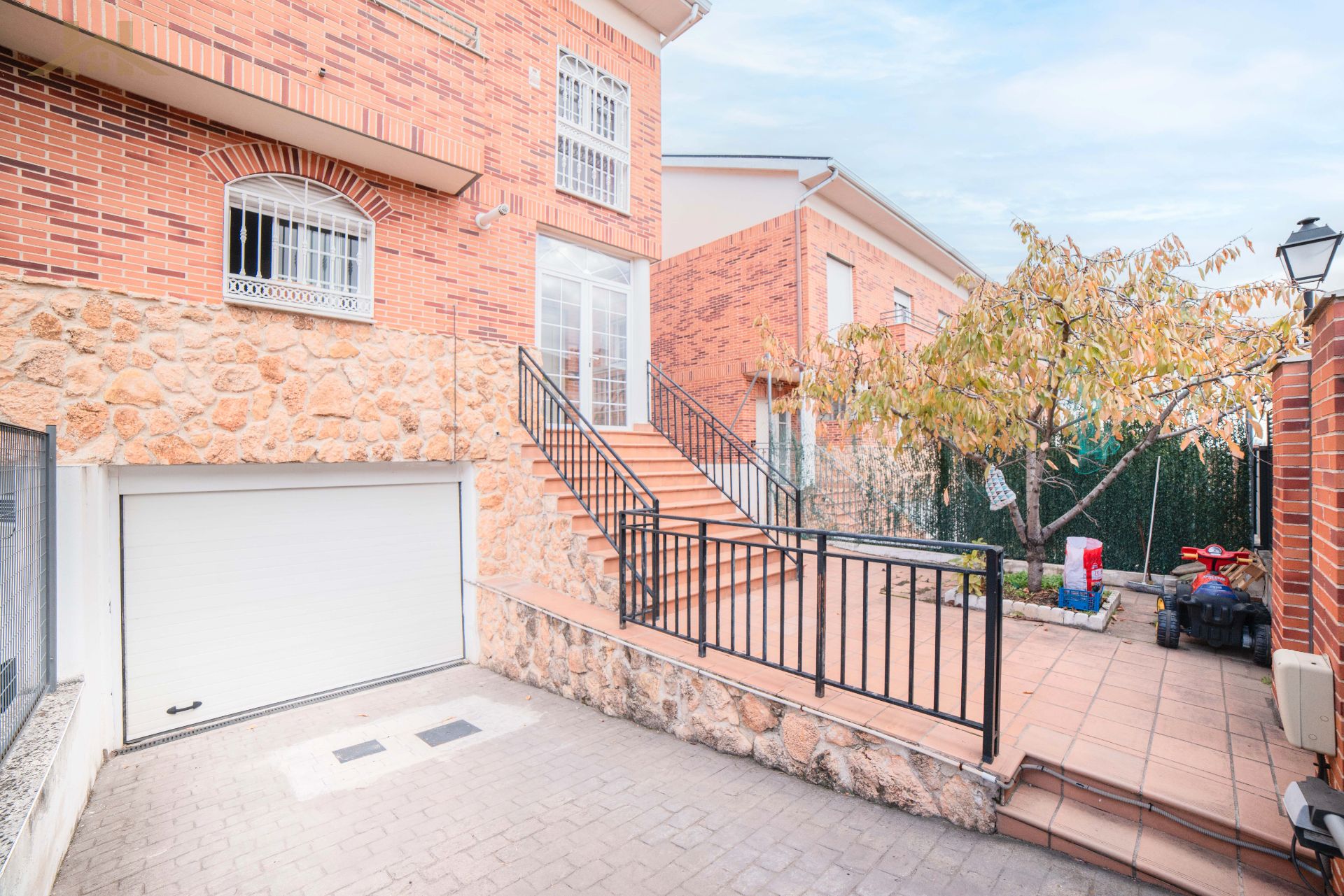 Vista exterior de Casa adosada en venta en Arroyomolinos (Madrid) con Aire acondicionado, Calefacción y Jardín privado