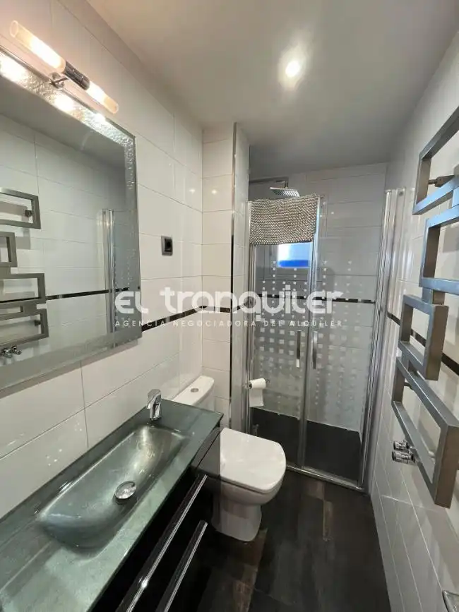 Bathroom of Flat for rent in Madrid  with Air Conditioner, Parquet flooring and Terrace