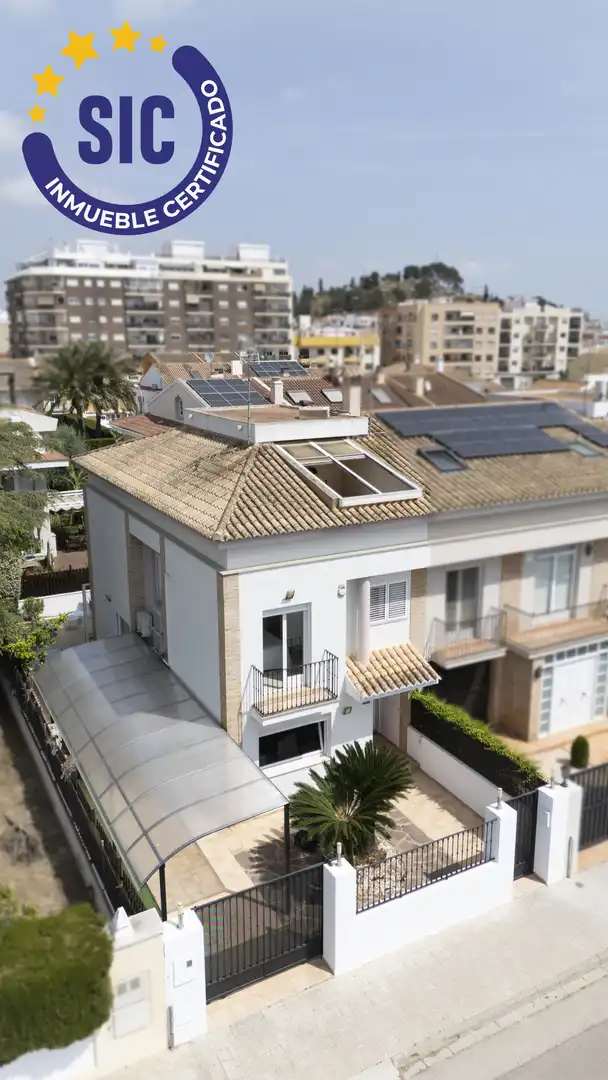 Vista exterior de Casa adosada en venta en El Puig de Santa Maria con Aire acondicionado, Calefacción y Jardín privado