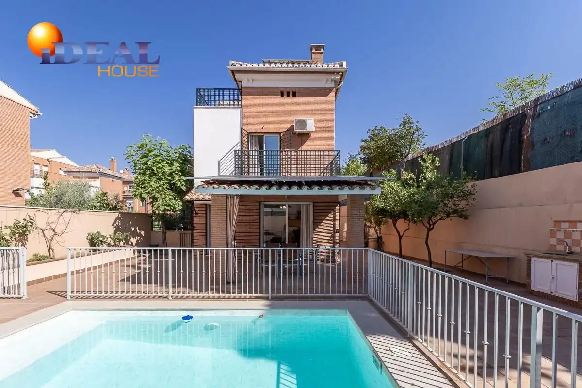 House with terrace for sale in Calle LIMA