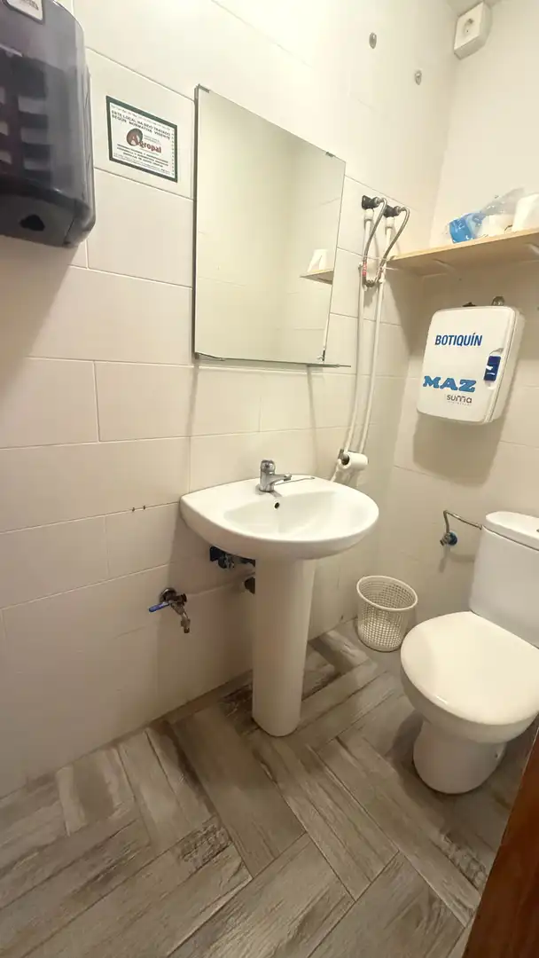 Badezimmer von Geschaftsraum zur Miete in Adra mit Klimaanlage
