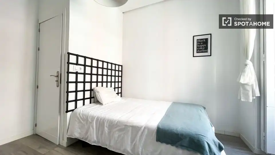 Bedroom of Flat for share in Madrid  with Air Conditioner, Heating and Terrace