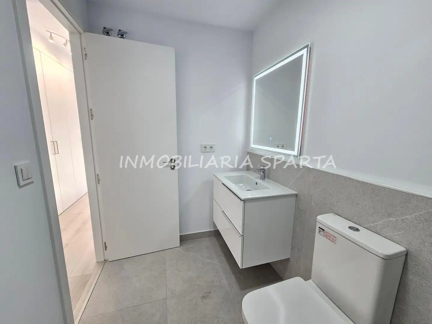 Bathroom of Flat for rent in Tomares  with Air Conditioner, Heating and Terrace