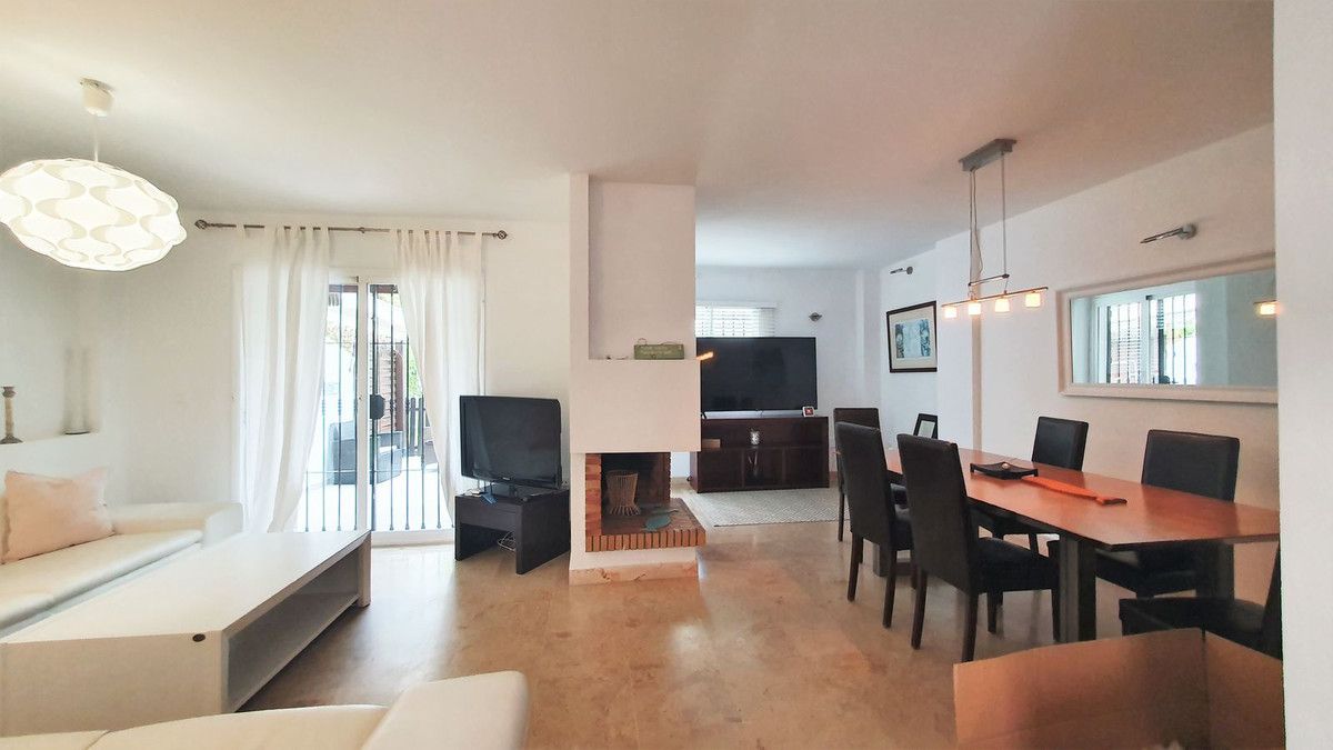 Sala d'estar de Casa adosada en venda en Marbella amb Moblat i Internet