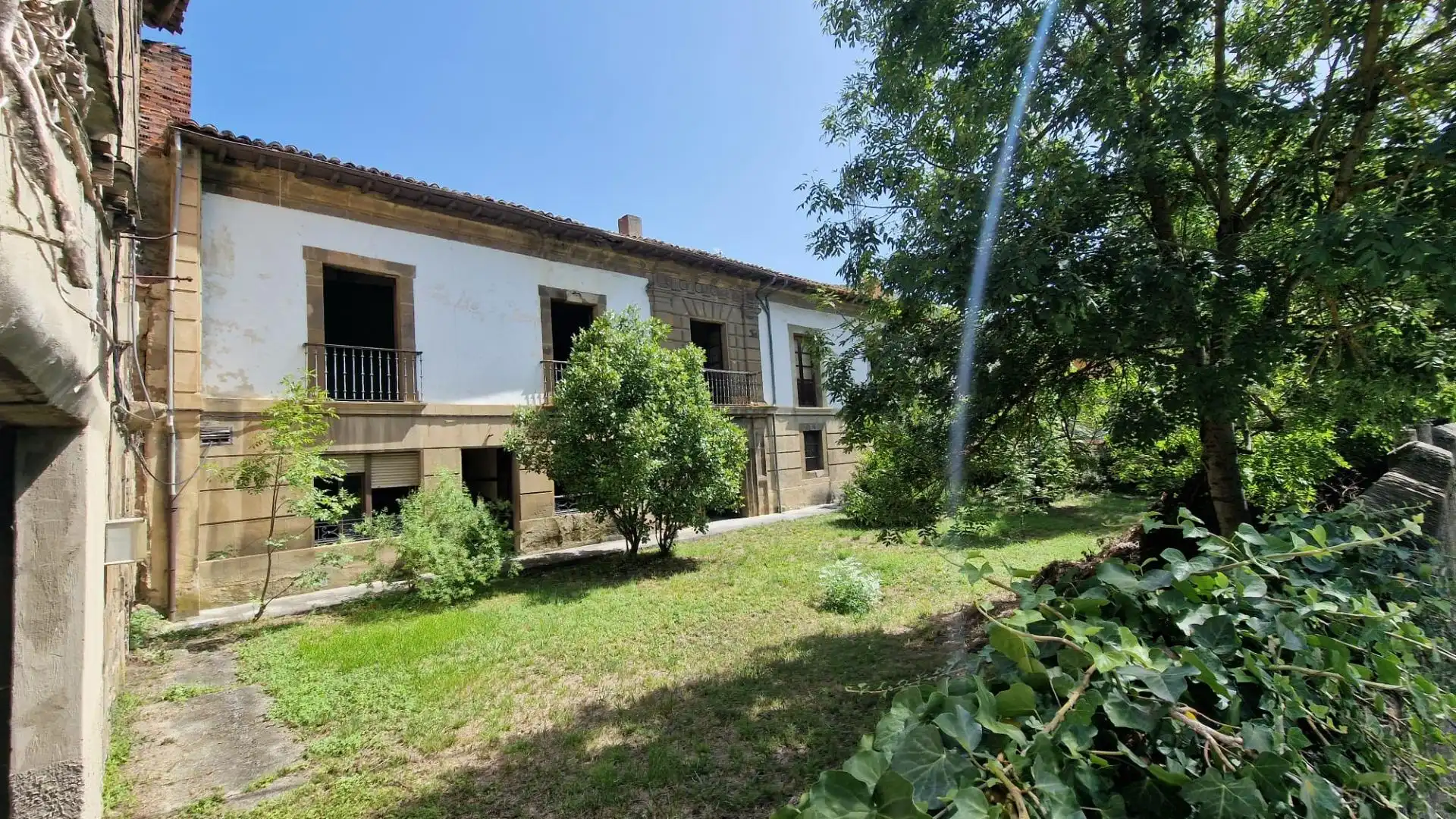 Vista exterior de Finca rústica en venda en Lena amb Jardí privat, Terrassa i Balcó