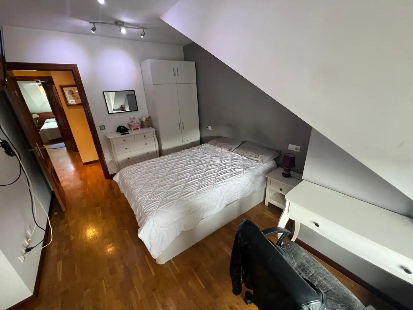 Schlafzimmer von Maisonette zum Verkauf in Nava mit Heizung, Abstellraum und Möbliert