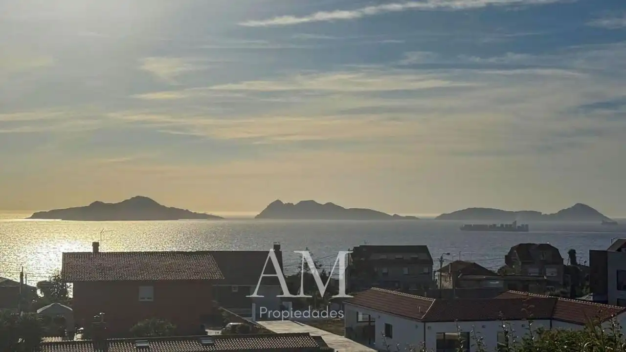 Vista exterior de Casa o xalet en venda en Vigo  amb Calefacció, Jardí privat i Terrassa