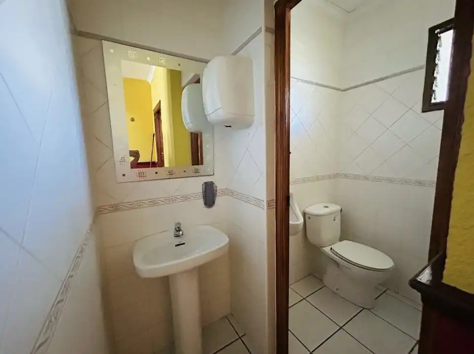 Badezimmer von Geschaftsraum zum Verkauf in Dénia mit Klimaanlage, Terrasse und Möbliert