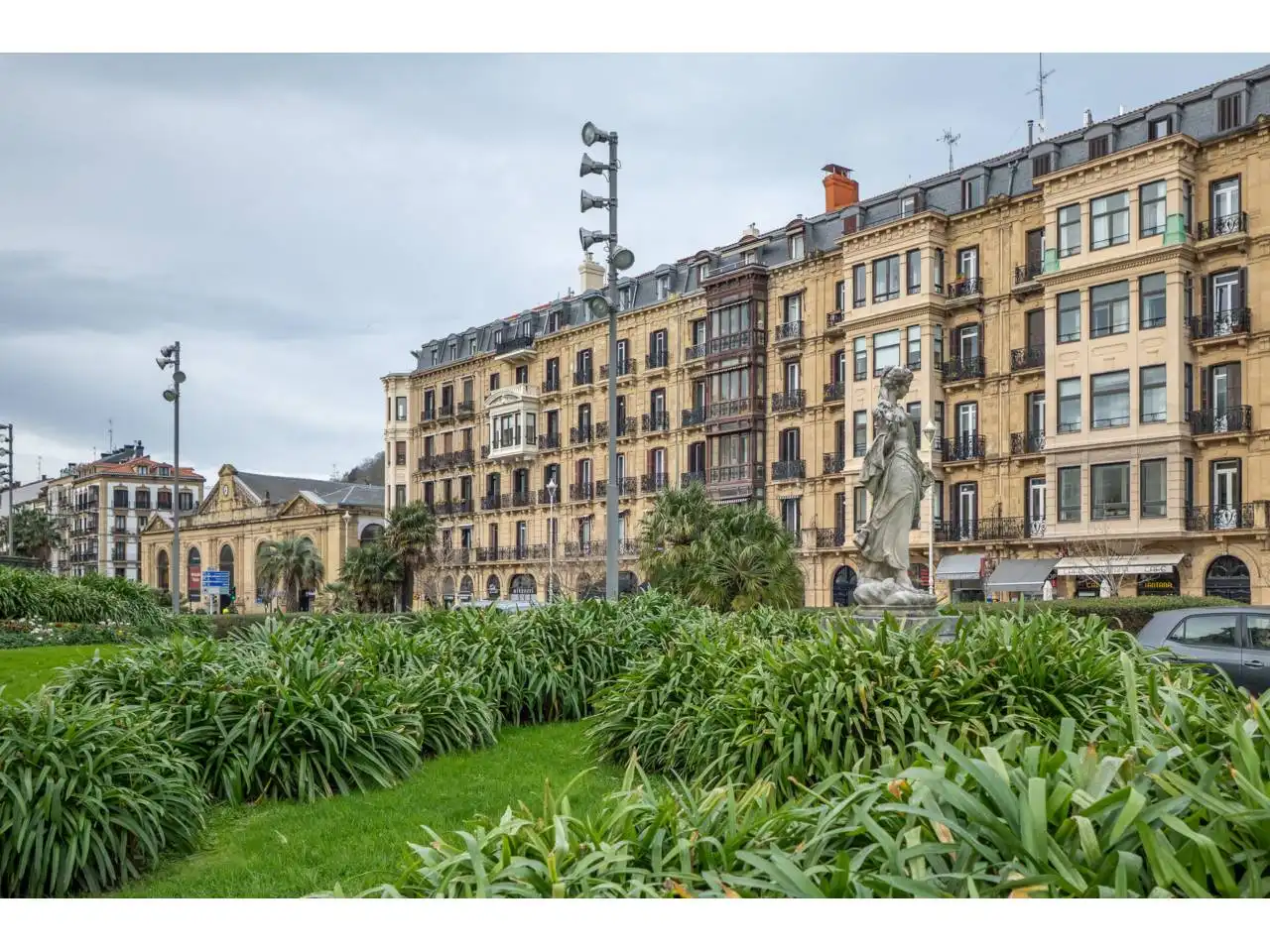 Vista exterior de Pis en venda en Donostia - San Sebastián  amb Calefacció i Balcó