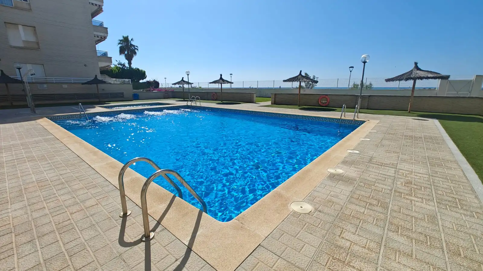 Schwimmbecken von Wohnung zum Verkauf in Cunit mit Klimaanlage, Heizung und Terrasse